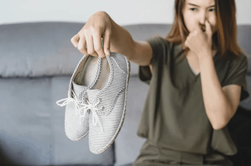 Hôi chân thường xuất phát từ mồ hôi, giày kín, tất ẩm và vi khuẩn tích tụ trên bàn chân.